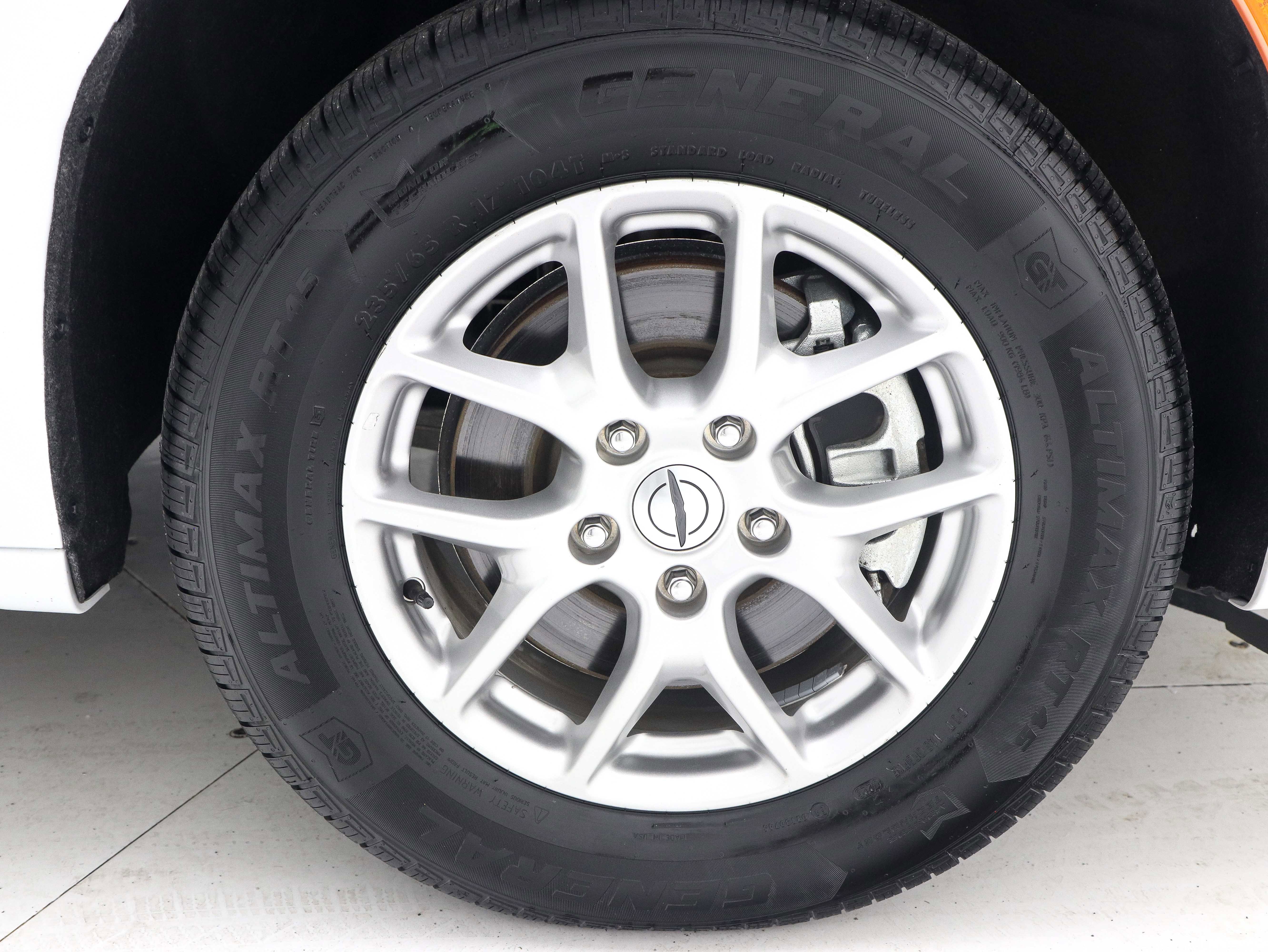 Used 2023 Chrysler Voyager LX image 38