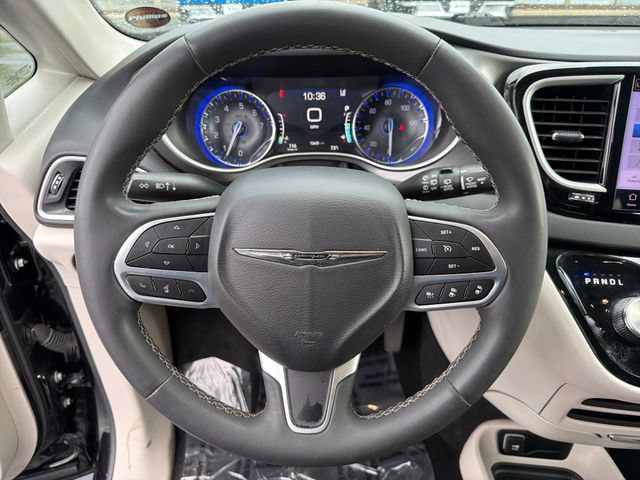 Used 2024 Chrysler Pacifica Touring-L FWD image 14