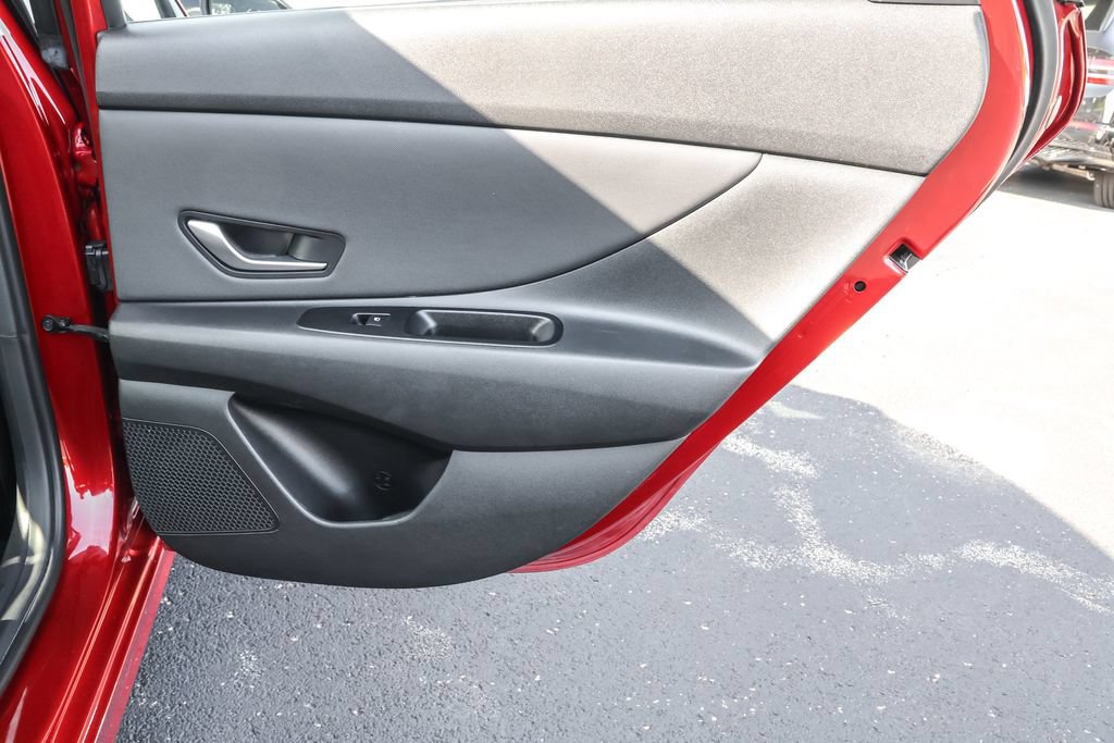 Certified 2025 Hyundai Elantra Limited FWD image 33