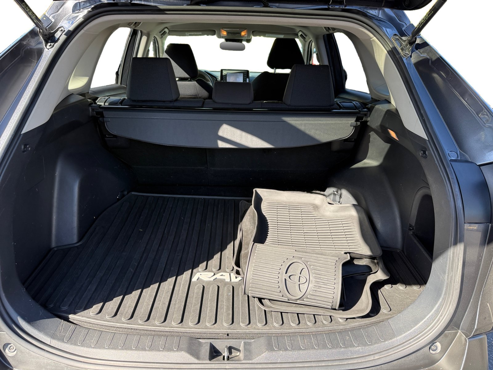 Used 2020 Toyota RAV4 LE w/ All Weather Liner Package AWD/4WD image 17
