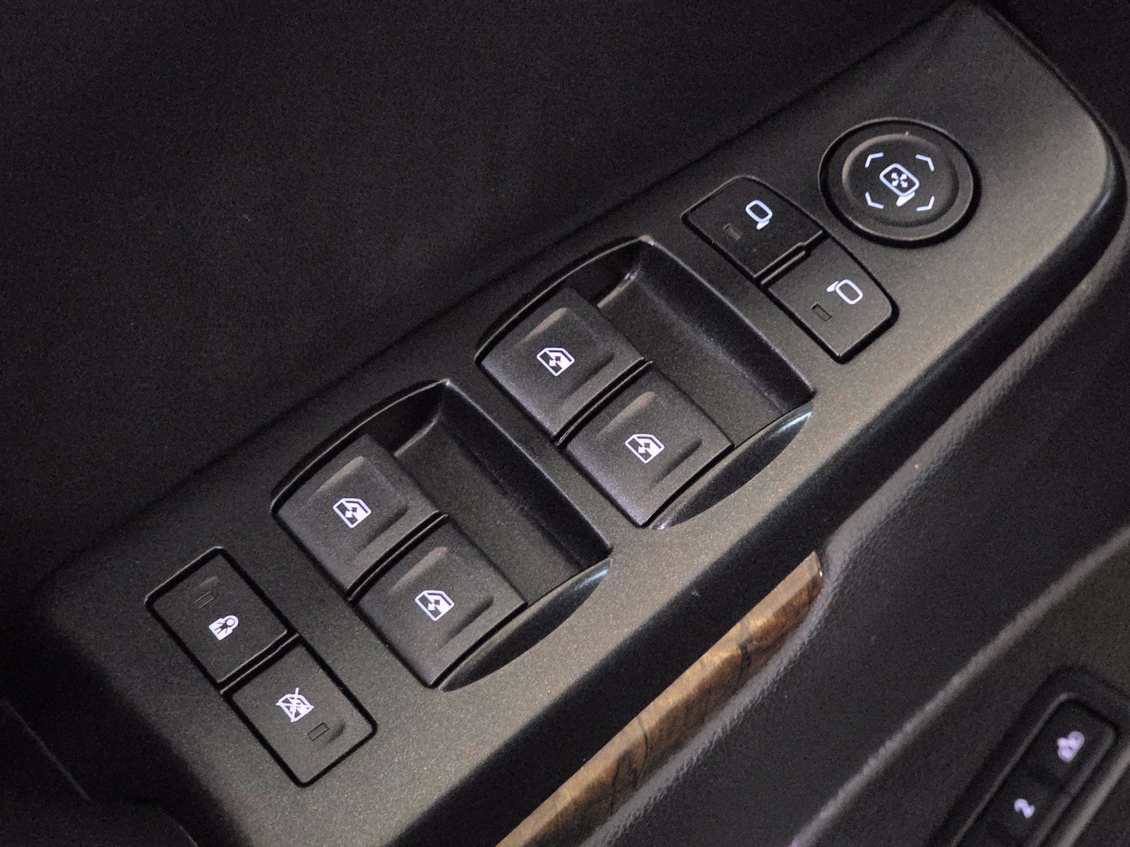 Used 2015 Chevrolet Suburban LT RWD image 22