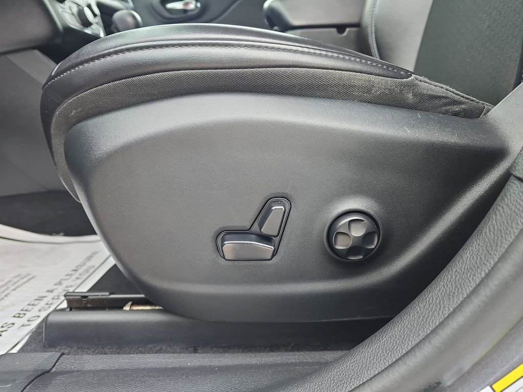 Used 2019 Jeep Cherokee Latitude Plus w/ Cold Weather Group image 13