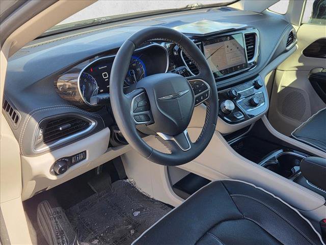 Used 2023 Chrysler Pacifica Limited image 10