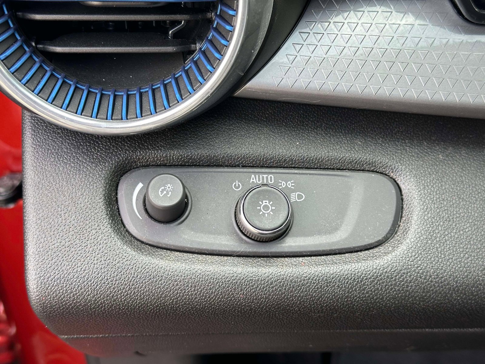 Used 2024 Chevrolet Trax LT w/ Driver Confidence Package image 18