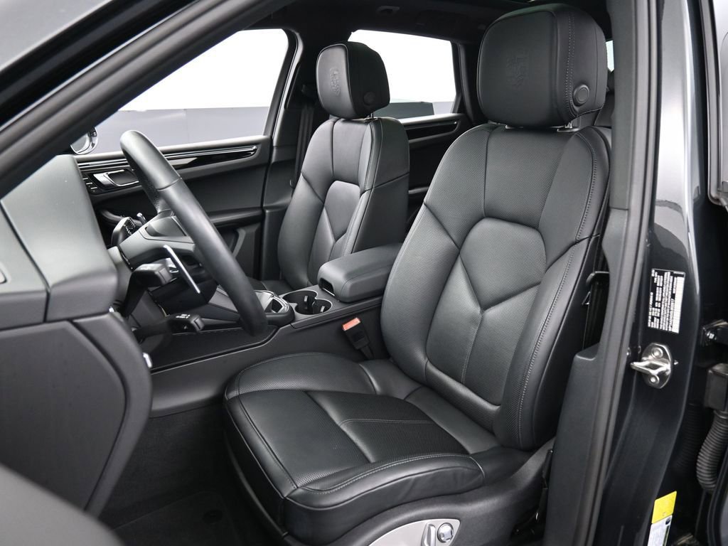 Certified 2025 Porsche Macan image 5