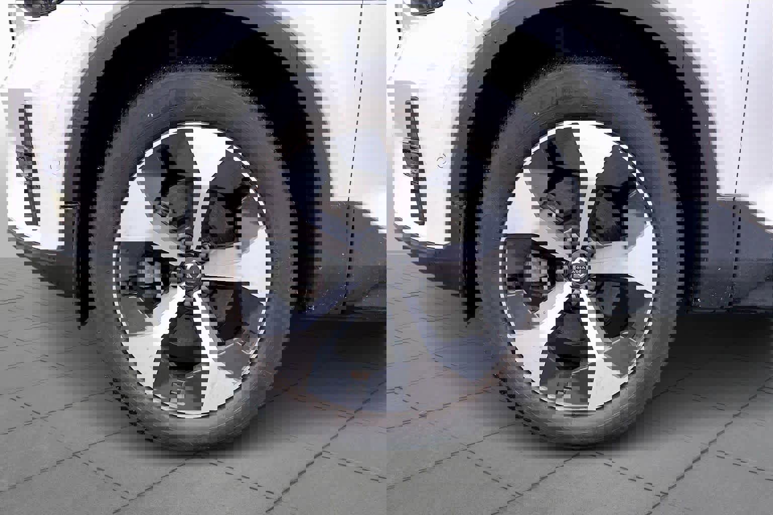 Used 2023 Volvo XC40 B5 Plus w/ Driver Assist Package AWD/4WD image 11