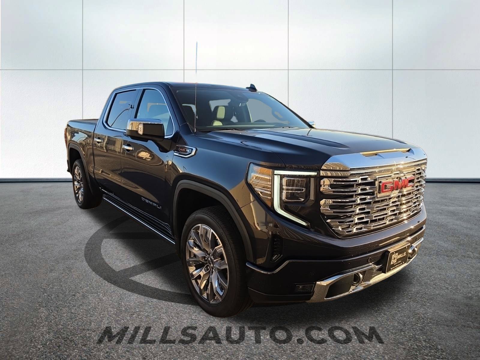Used 2025 GMC Sierra 1500 Denali w/ Denali Reserve Package AWD/4WD image 3