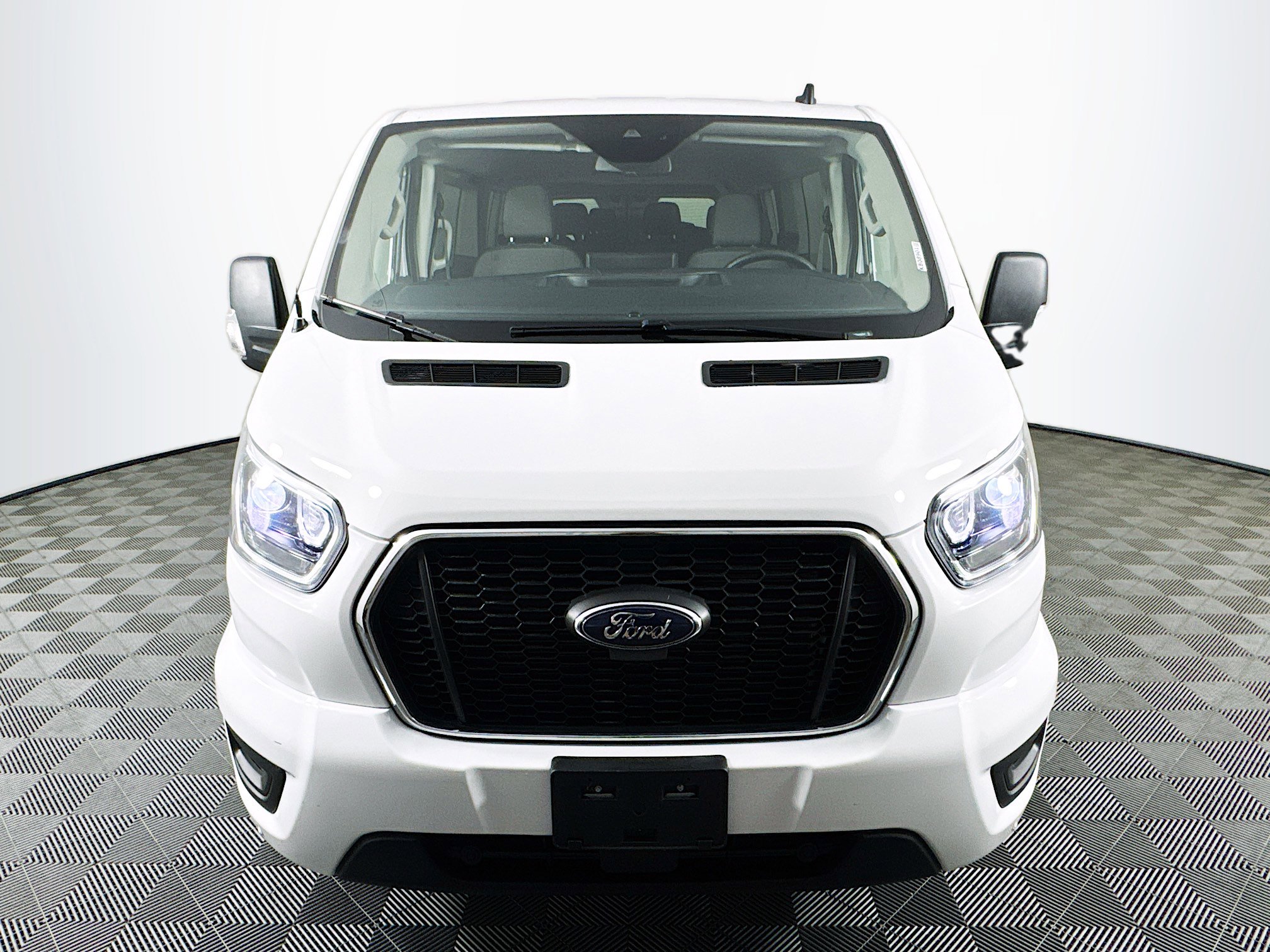 Used 2023 Ford Transit 350 XLT image 2