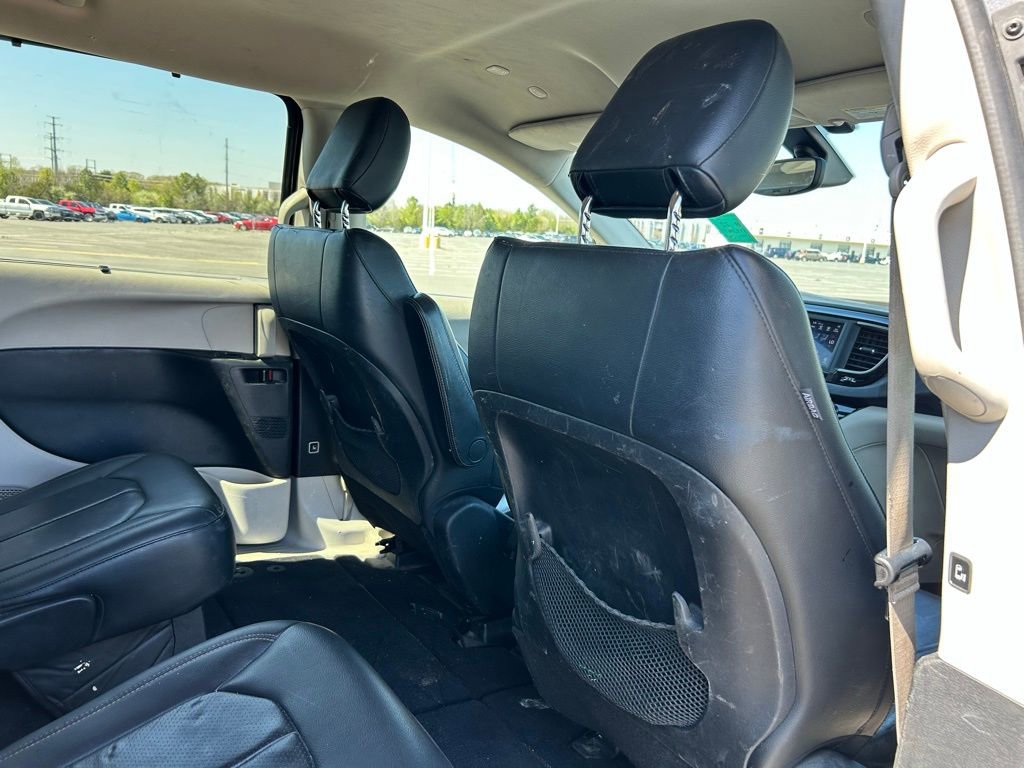 Used 2020 Chrysler Pacifica Touring-L FWD image 17