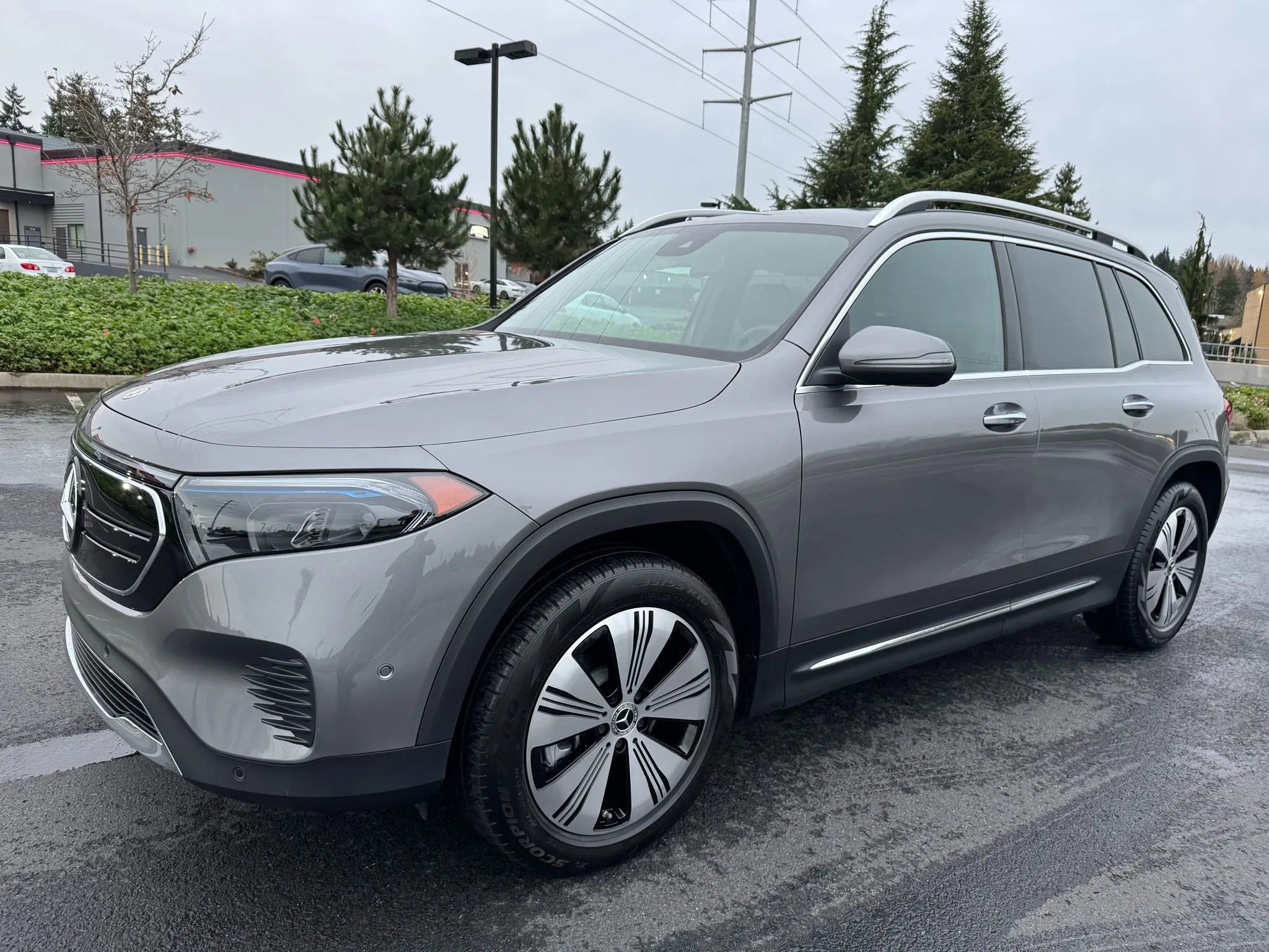 Used 2023 Mercedes-Benz EQB 300 4MATIC w/ Exclusive Package image 5