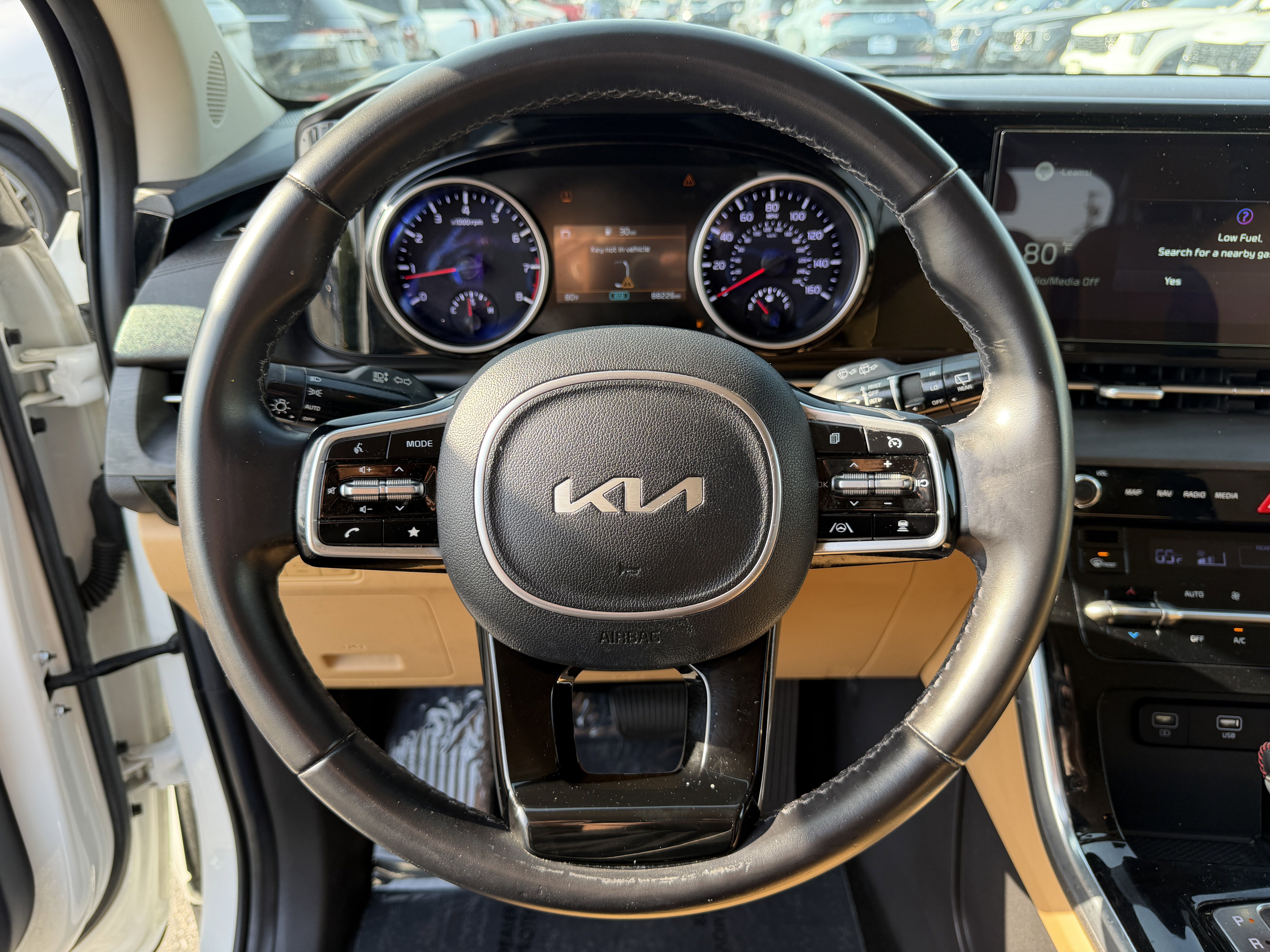 Used 2022 Kia Carnival EX FWD image 18
