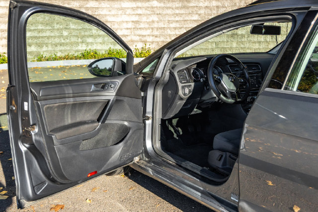 Used 2018 Volkswagen Golf S AWD/4WD image 23