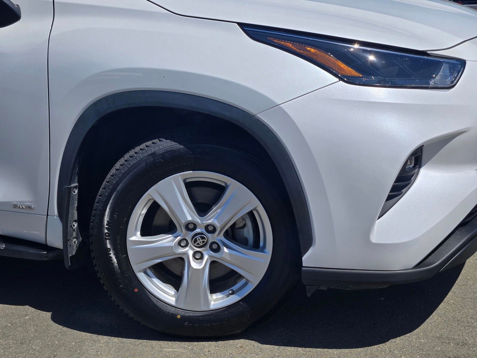 Used 2023 Toyota Highlander LE AWD/4WD image 9