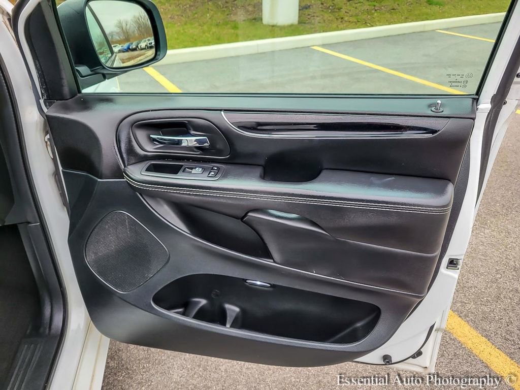 Used 2018 Dodge Grand Caravan SXT w/ Blacktop Package image 27