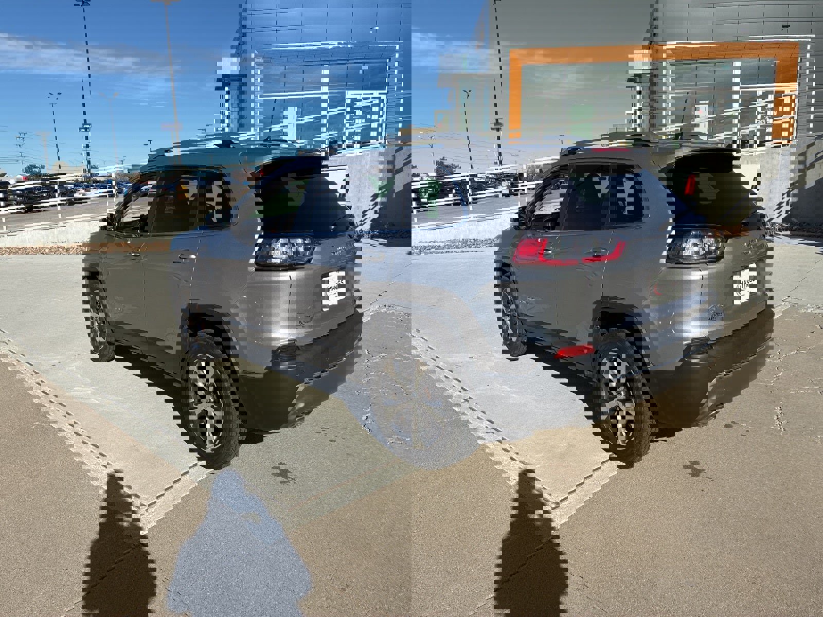 Used 2019 Jeep Cherokee Limited image 3