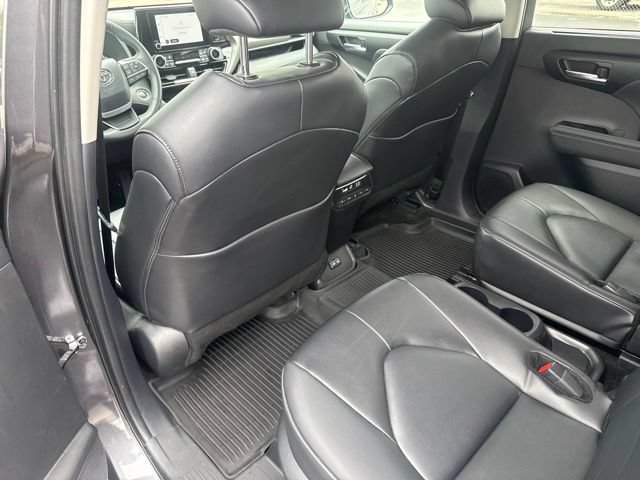 Used 2025 Toyota Highlander XLE FWD image 21