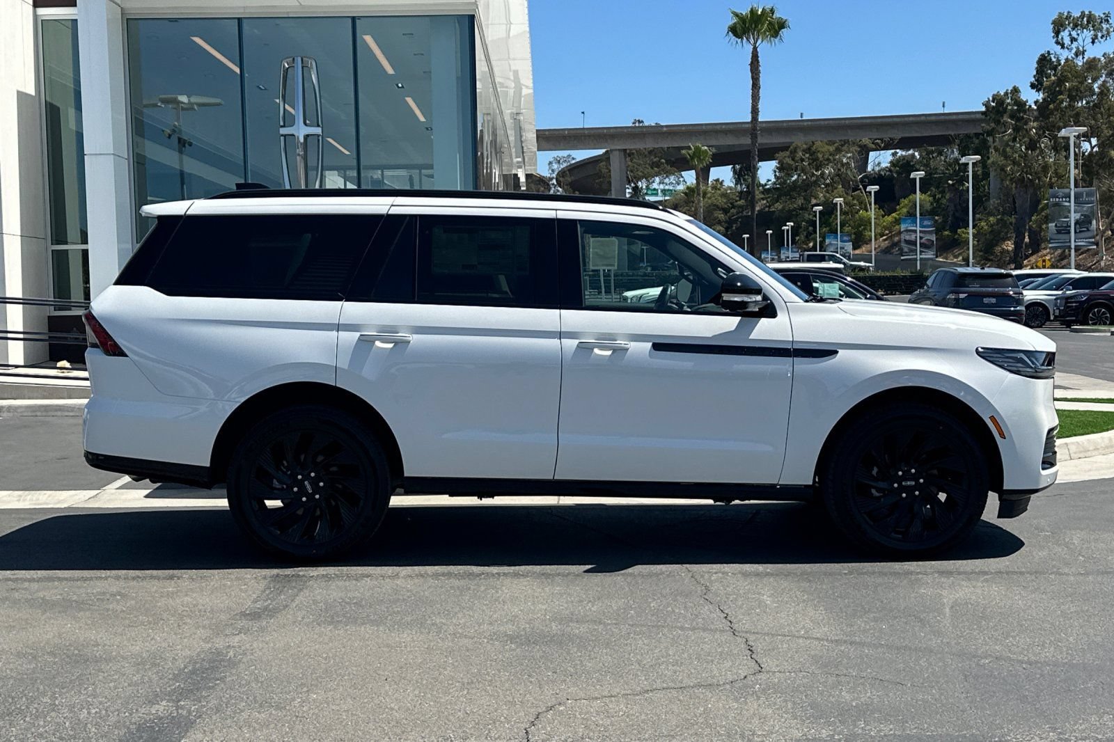 New 2026 Lincoln Navigator Reserve w/ Jet Appearance Package AWD/4WD image 2