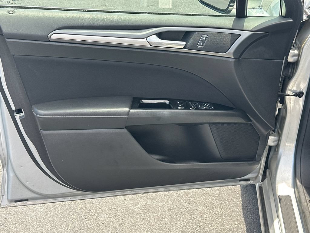 Used 2015 Ford Fusion SE FWD image 10