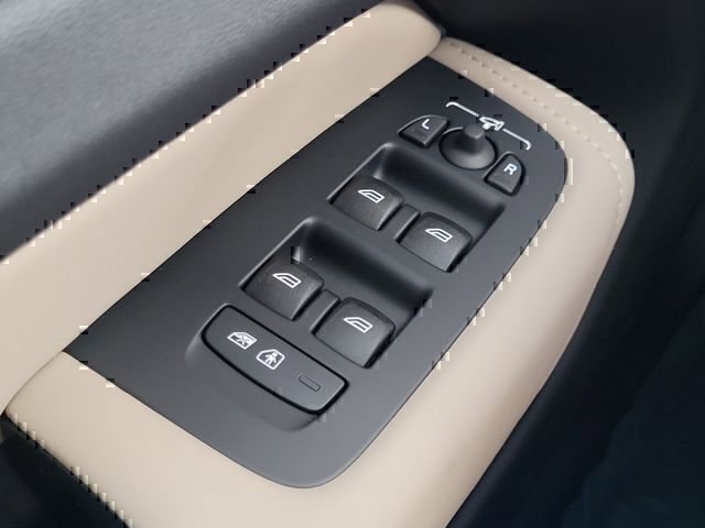 Certified 2026 Volvo XC60 B5 Core w/ Protection Package Premier image 32