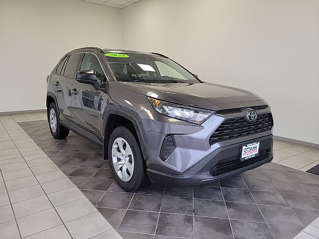 Used 2021 Toyota RAV4 LE image 1
