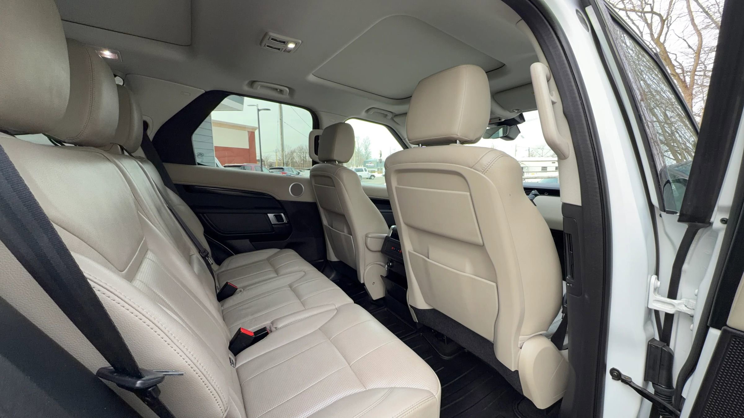 Used 2017 Land Rover Discovery SE image 22