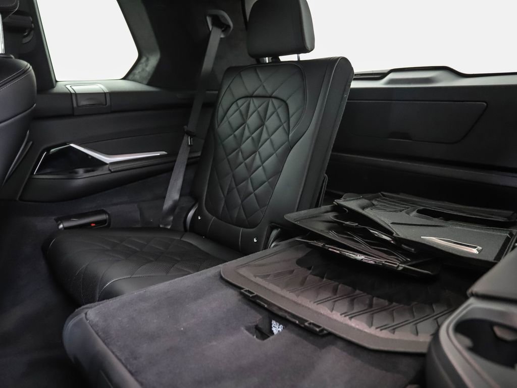 Used 2024 BMW X7 xDrive40i w/ Executive Package image 23