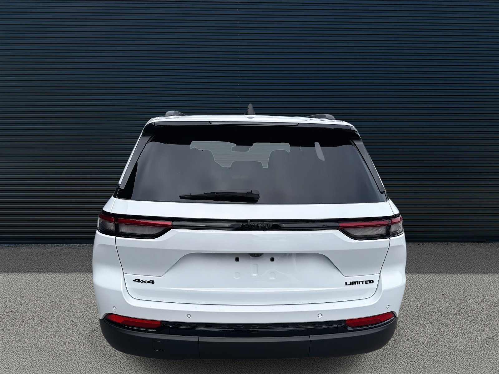 Used 2025 Jeep Grand Cherokee Limited w/ Black Appearance Package image 6