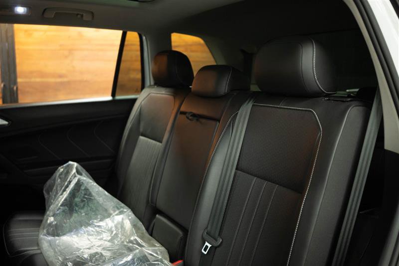Used 2022 Volkswagen Tiguan SE w/ Panoramic Sunroof Package image 12