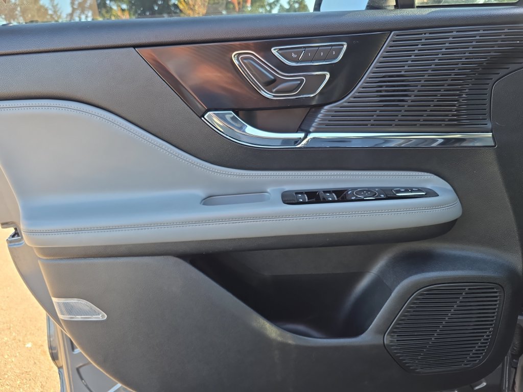 Used 2021 Lincoln Corsair AWD w/ Rear Removable Package Tray image 16
