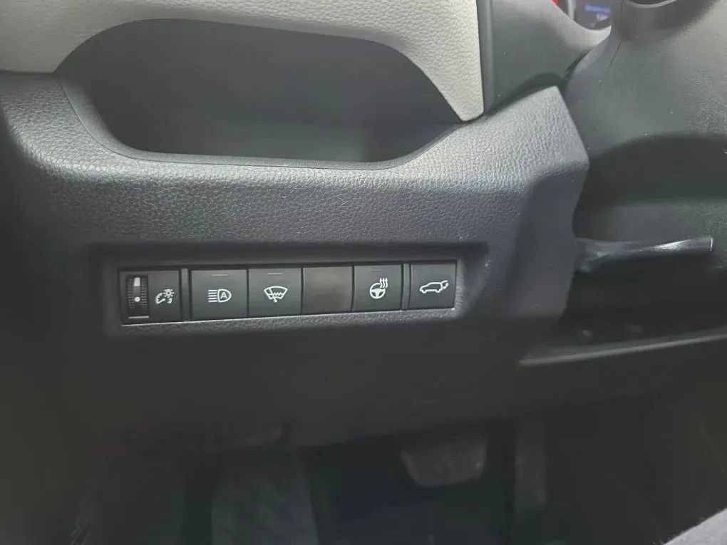 Used 2021 Toyota RAV4 XLE Premium image 24