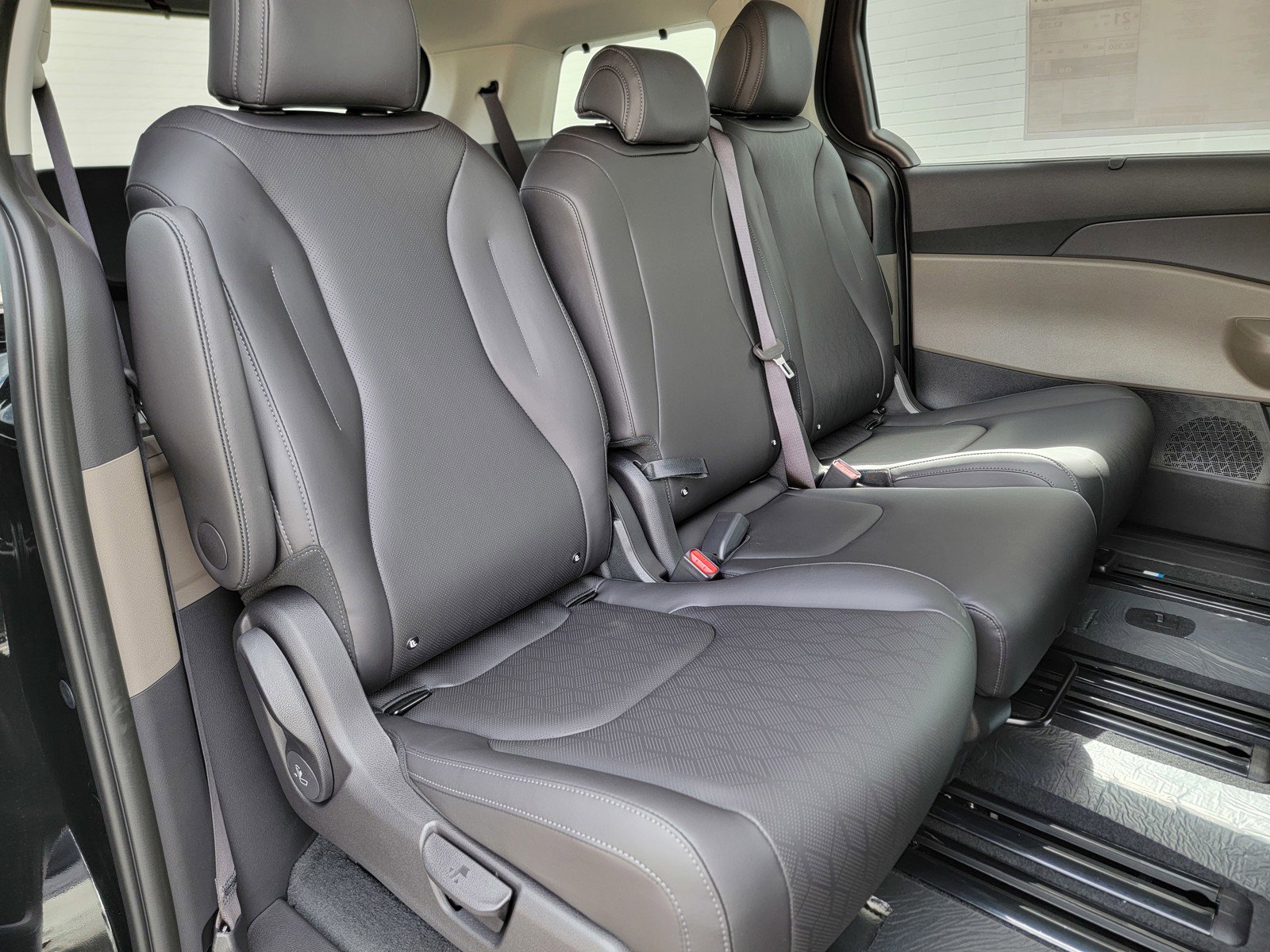 New 2026 Kia Carnival EX image 18