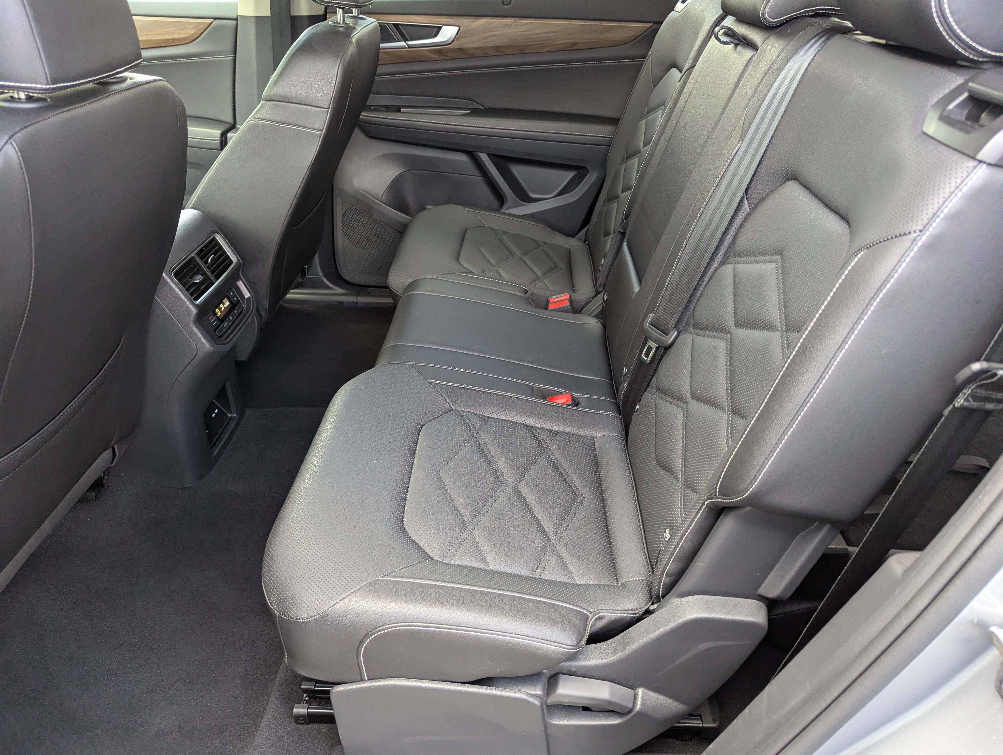 Used 2025 Volkswagen Atlas SE image 17