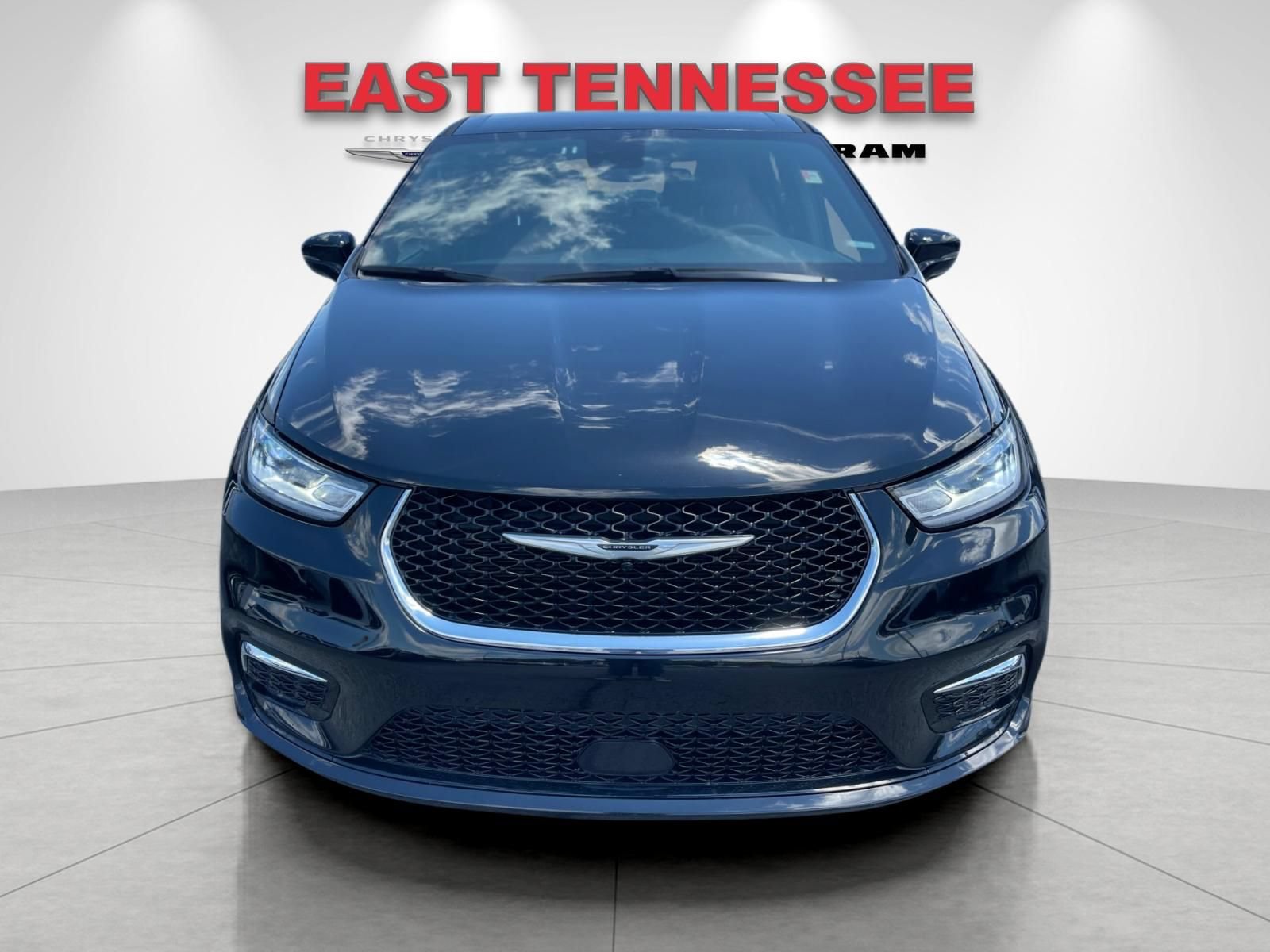 Used 2025 Chrysler Pacifica Select FWD image 9