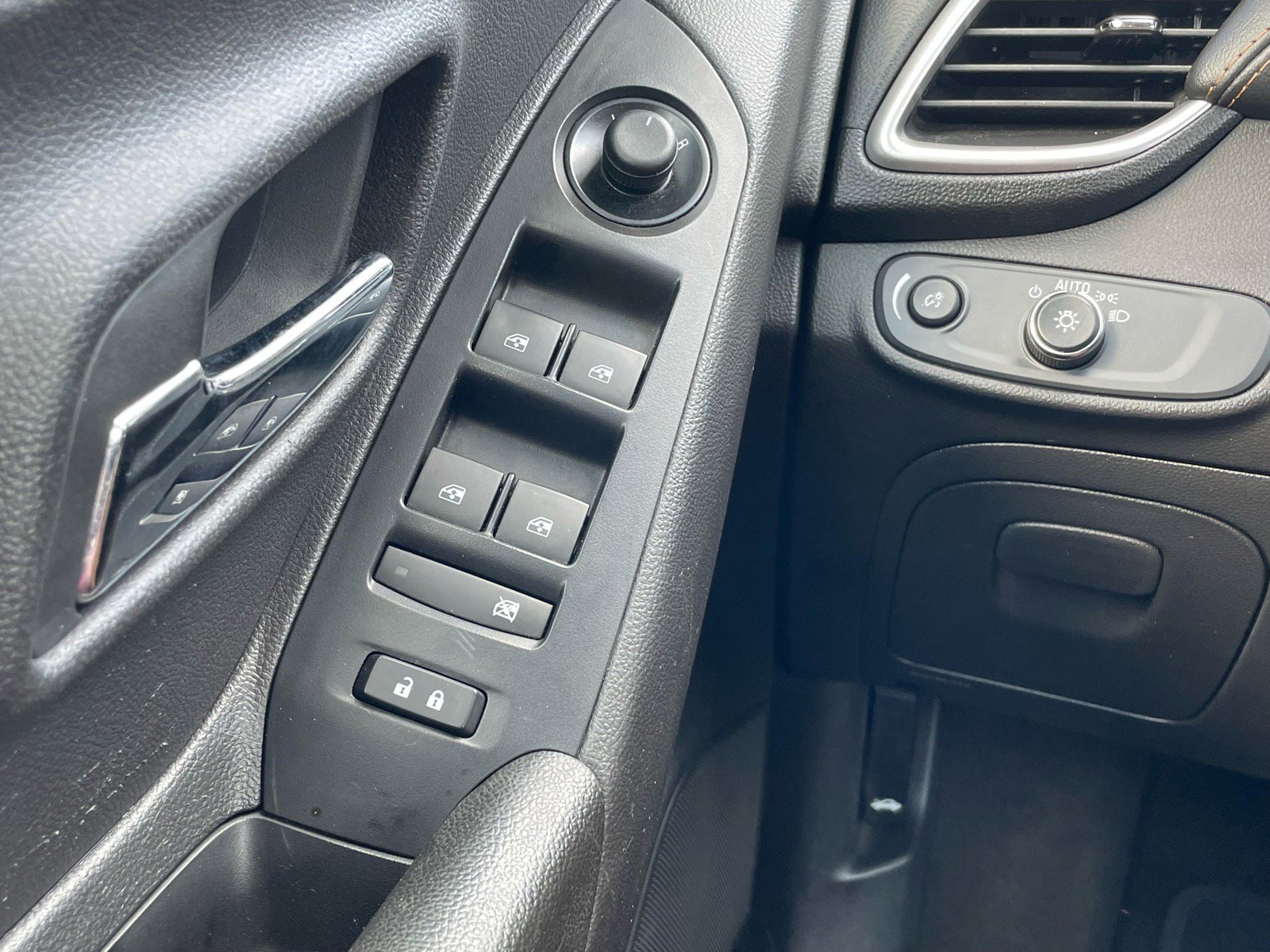 Used 2022 Chevrolet Trax LT w/ Driver Confidence Package AWD/4WD image 13