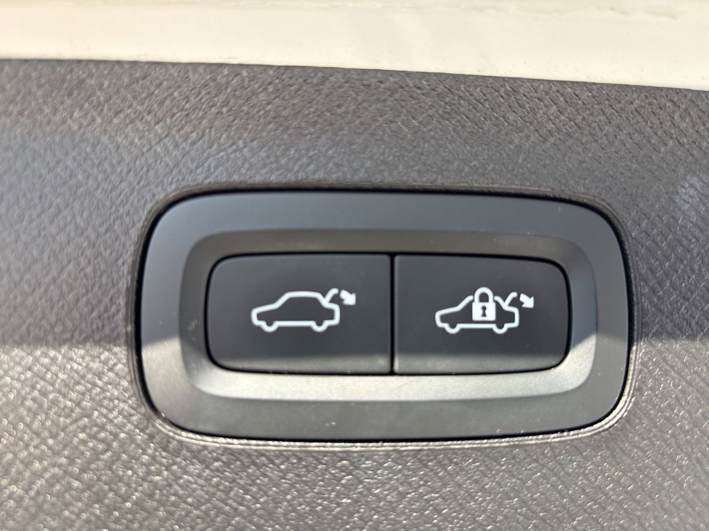 Certified 2023 Volvo XC90 B6 Plus image 43