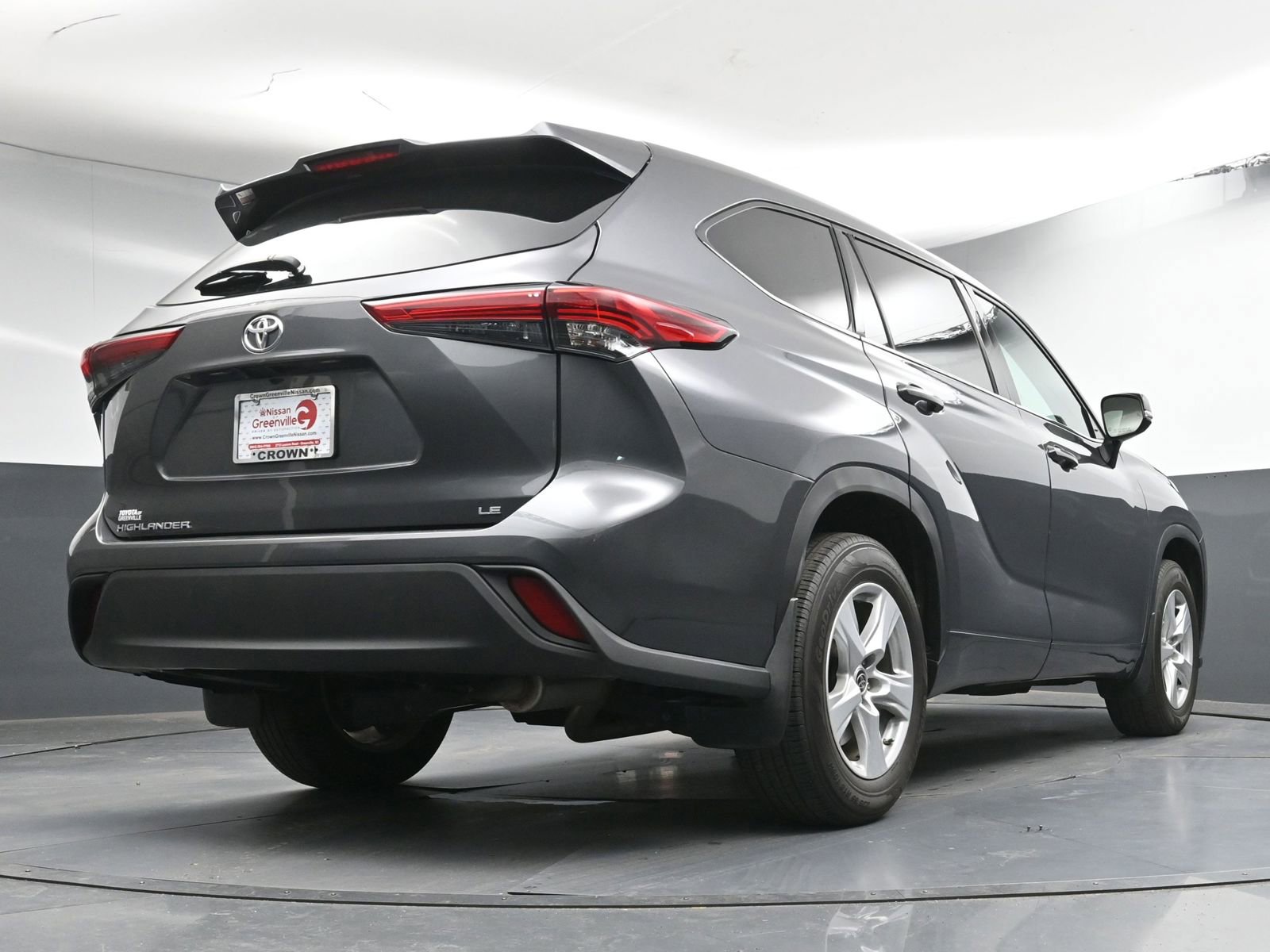 Used 2022 Toyota Highlander LE image 26