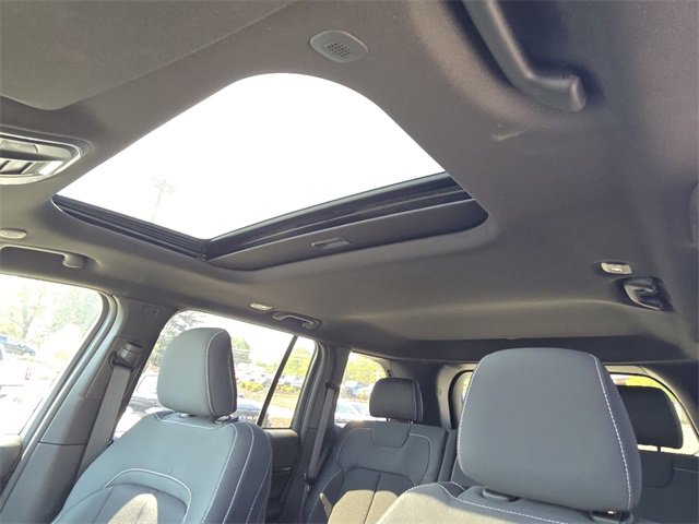 New 2025 Jeep Grand Cherokee Laredo X w/ Luxury Tech Group I image 9