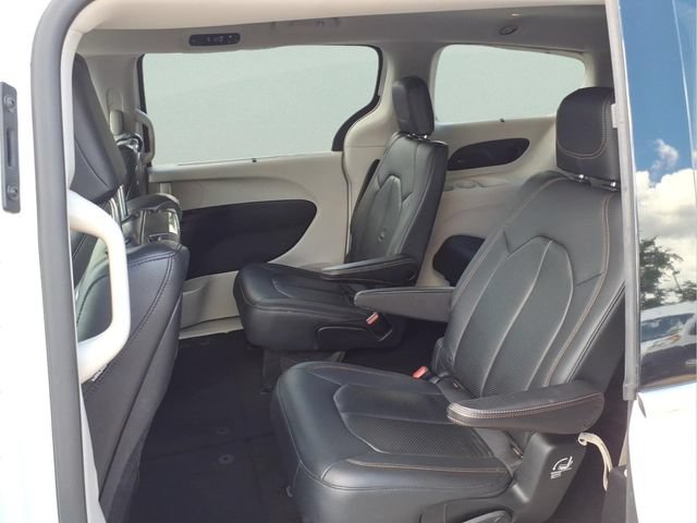 Used 2018 Chrysler Pacifica Touring-L Plus FWD image 11