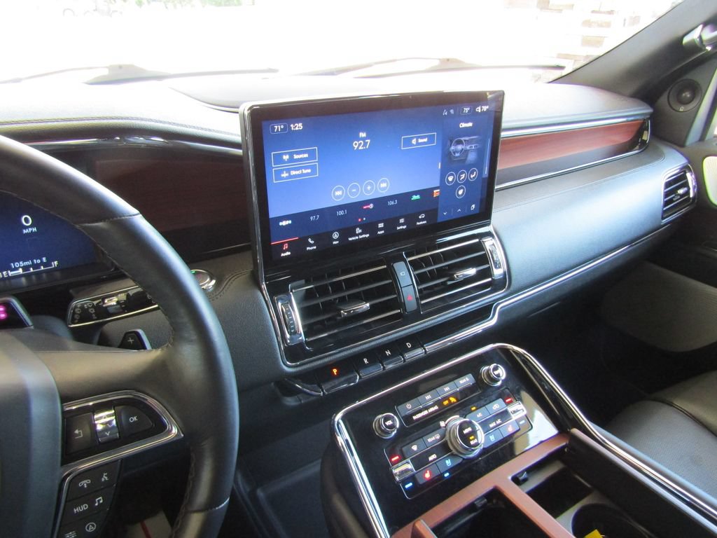 Used 2023 Lincoln Navigator Reserve AWD/4WD image 32