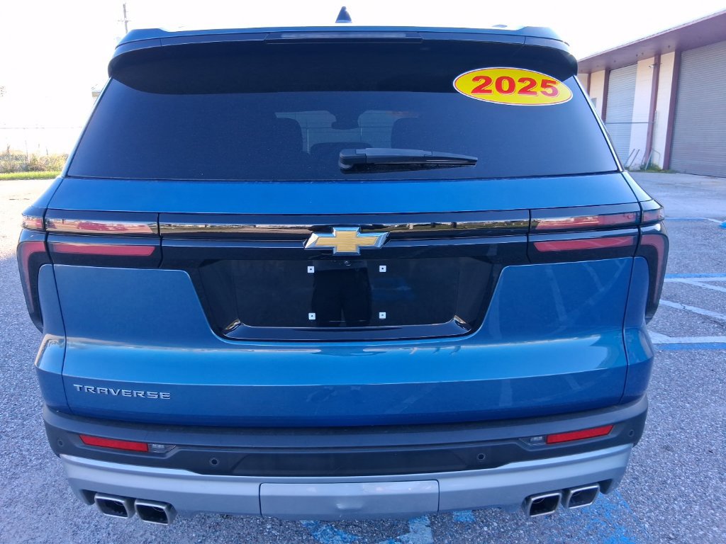 Used 2025 Chevrolet Traverse LT FWD image 4