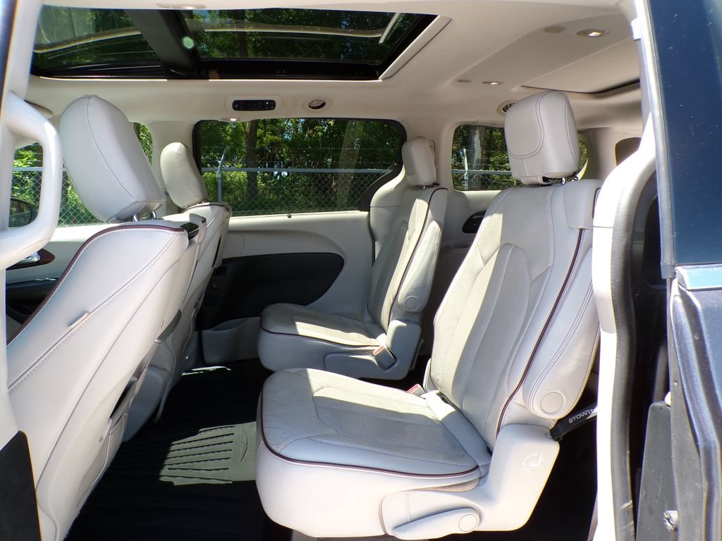 Used 2017 Chrysler Pacifica Limited FWD image 19