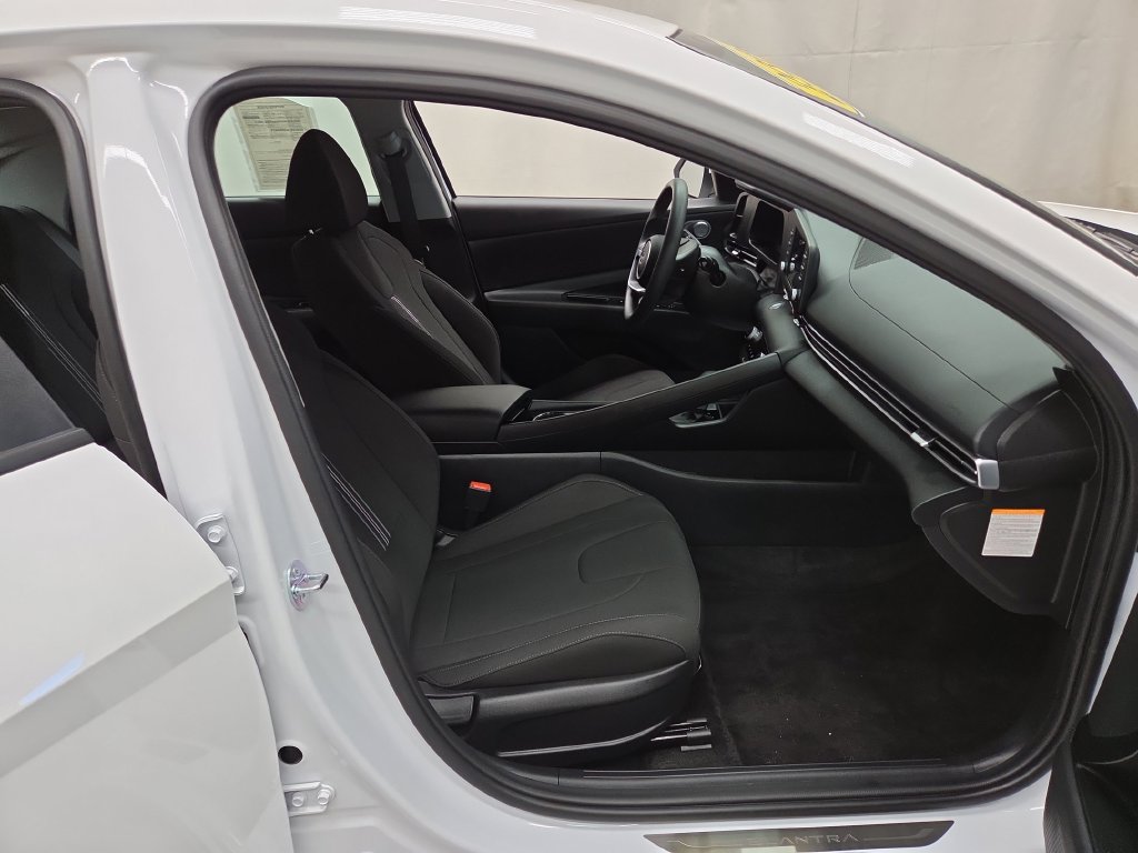 Used 2025 Hyundai Elantra Hybrid FWD image 11