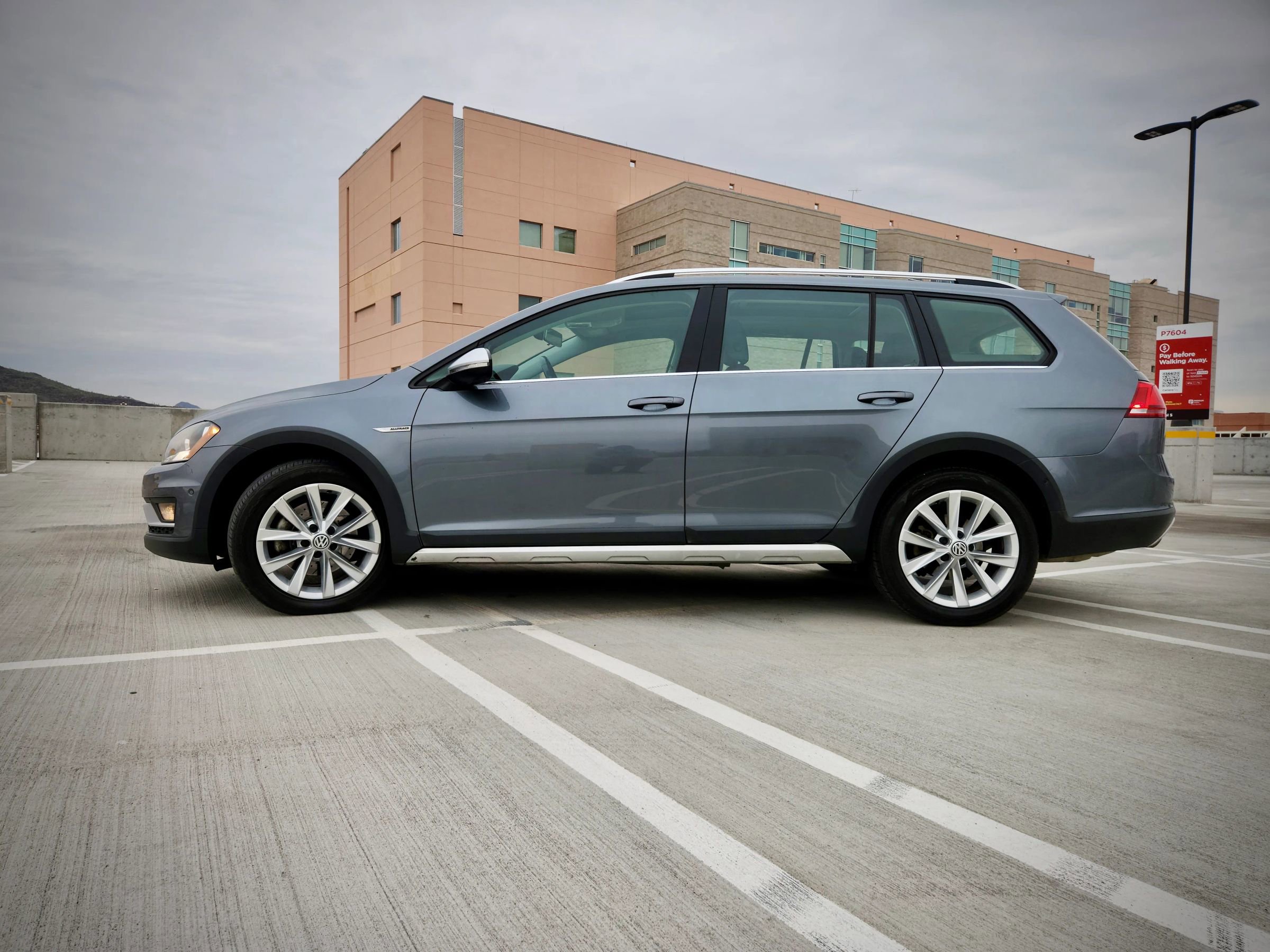 Used 2017 Volkswagen Golf Alltrack SE image 4