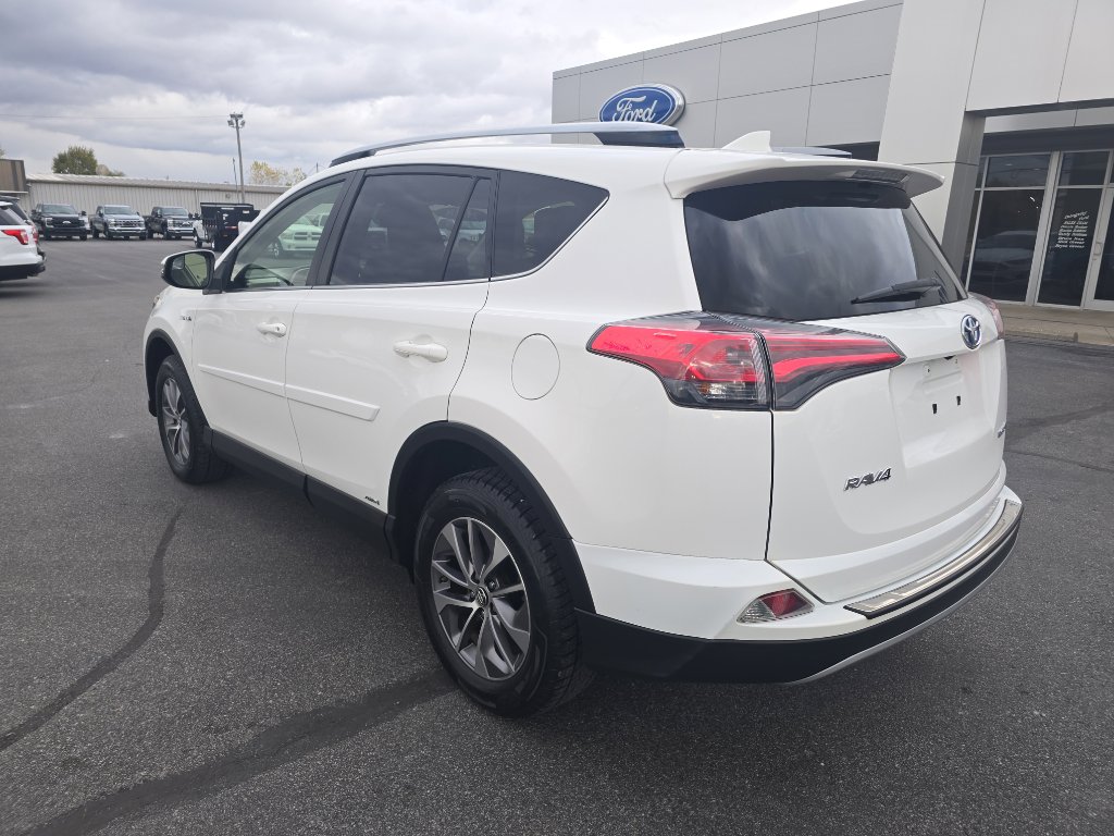 Used 2018 Toyota RAV4 LE image 9
