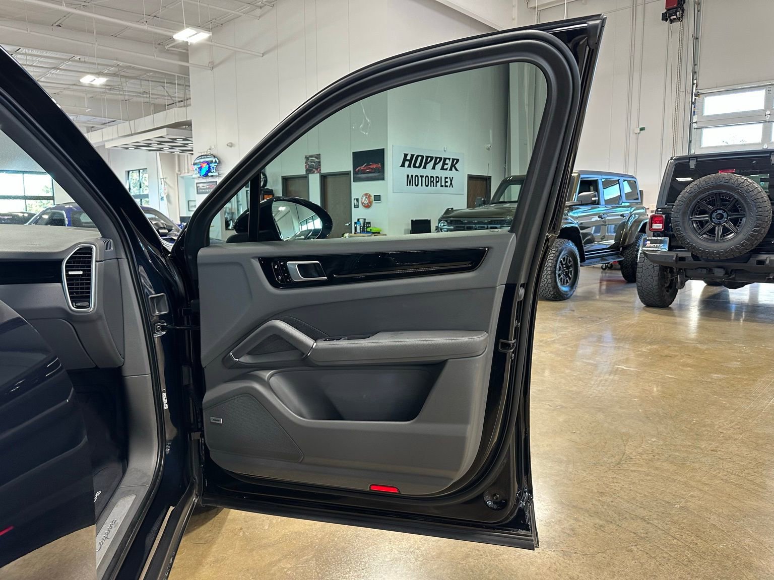 Used 2021 Porsche Cayenne image 40