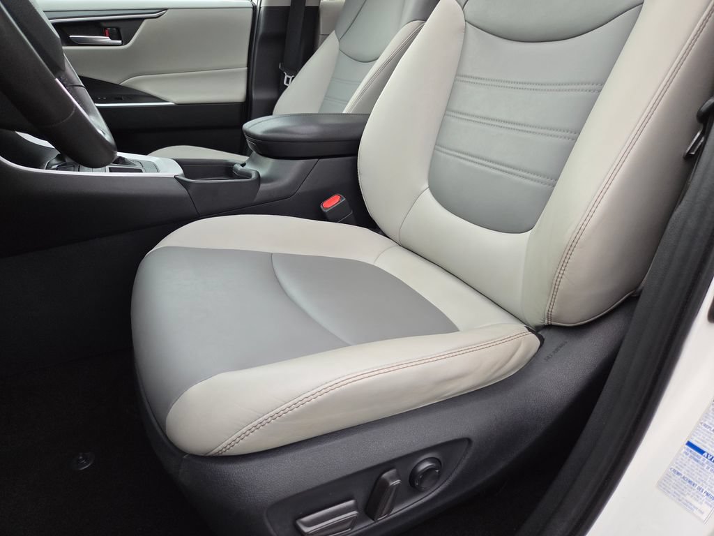 Used 2019 Toyota RAV4 XLE Premium w/ Cold Weather Package AWD/4WD image 33
