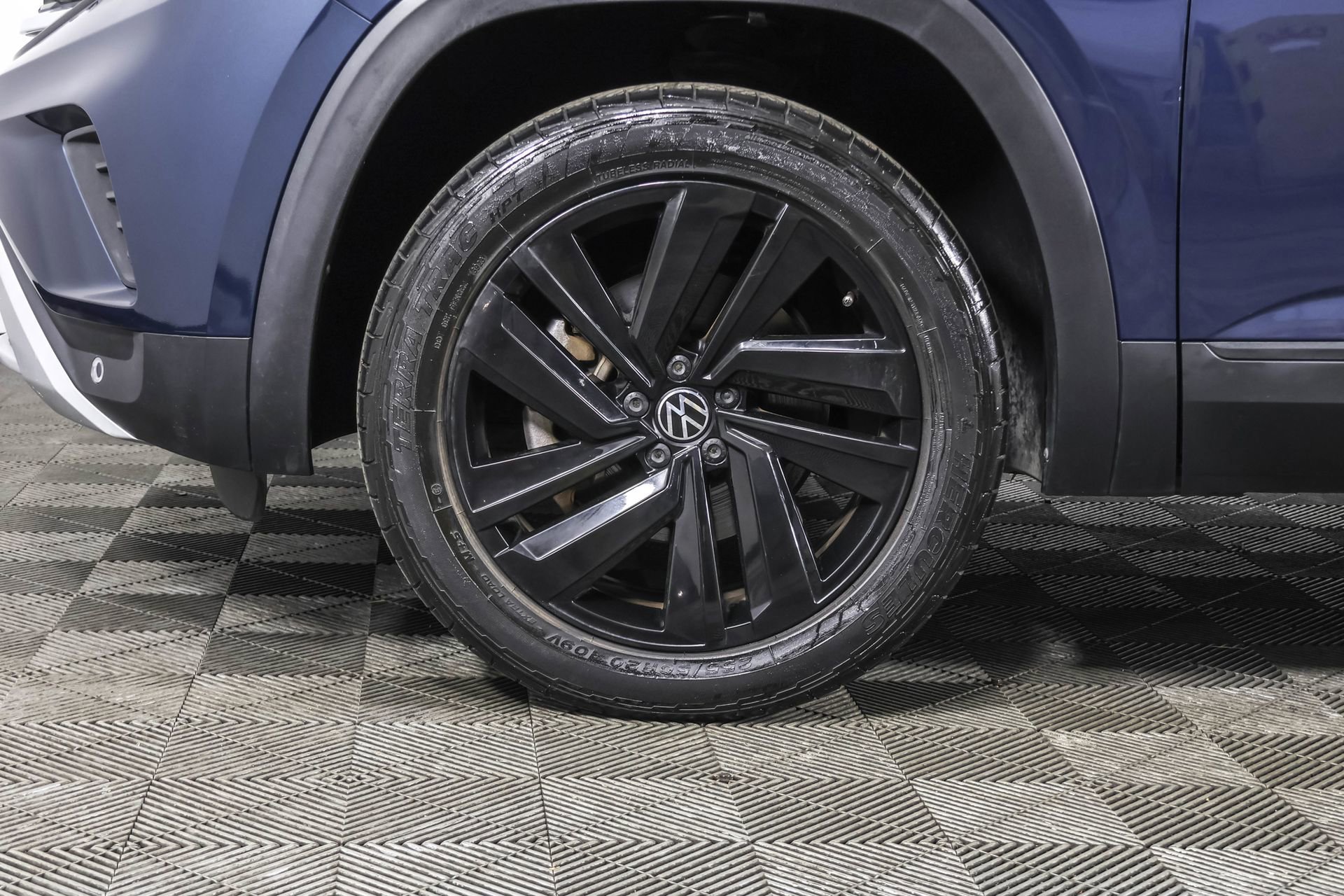 Used 2021 Volkswagen Atlas Cross Sport SE w/ 20" Black Wheels Package FWD image 20