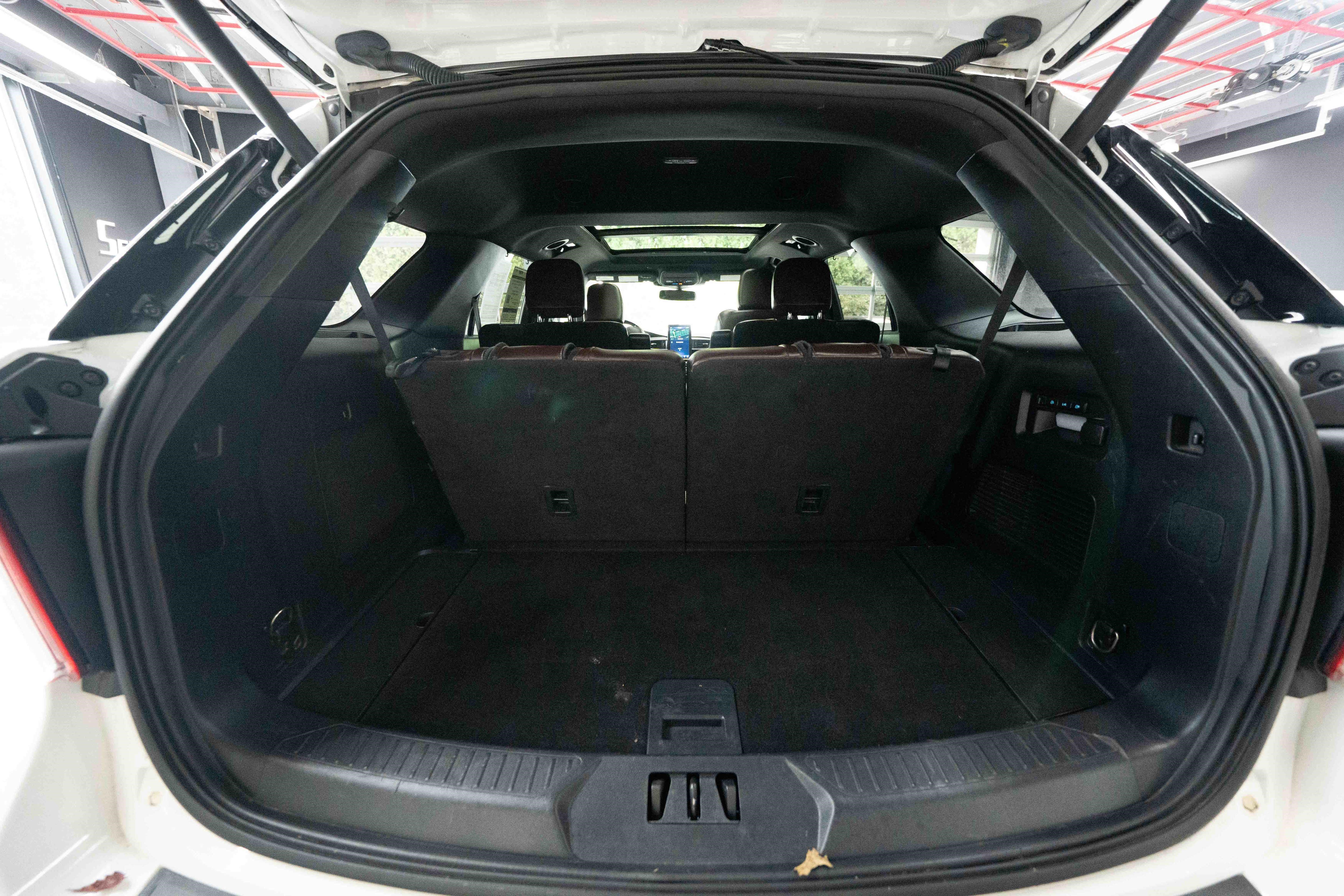 Used 2023 Ford Explorer Platinum w/ Technology Package AWD/4WD image 28