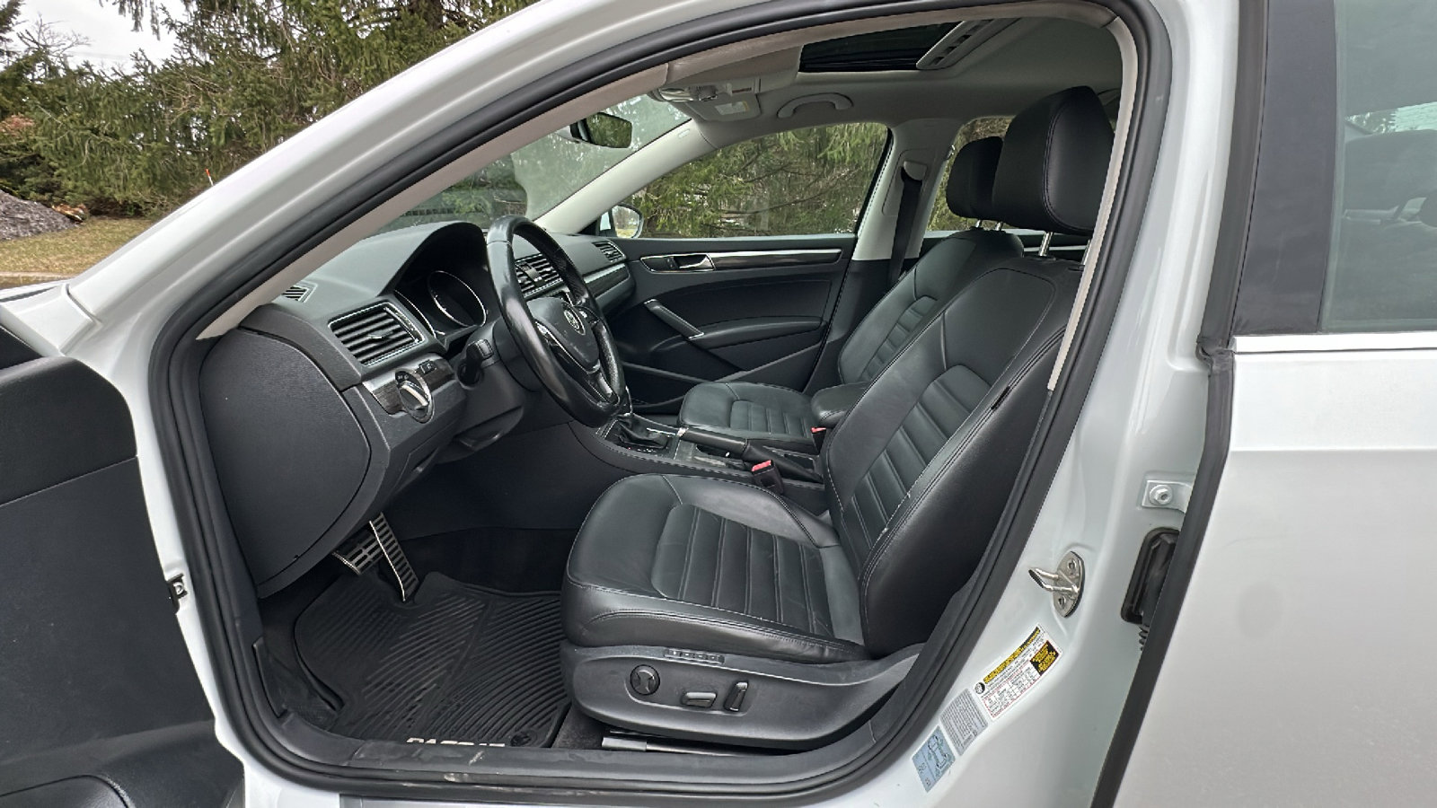 Used 2018 Volkswagen Passat 2.0T SEL Premium FWD image 12