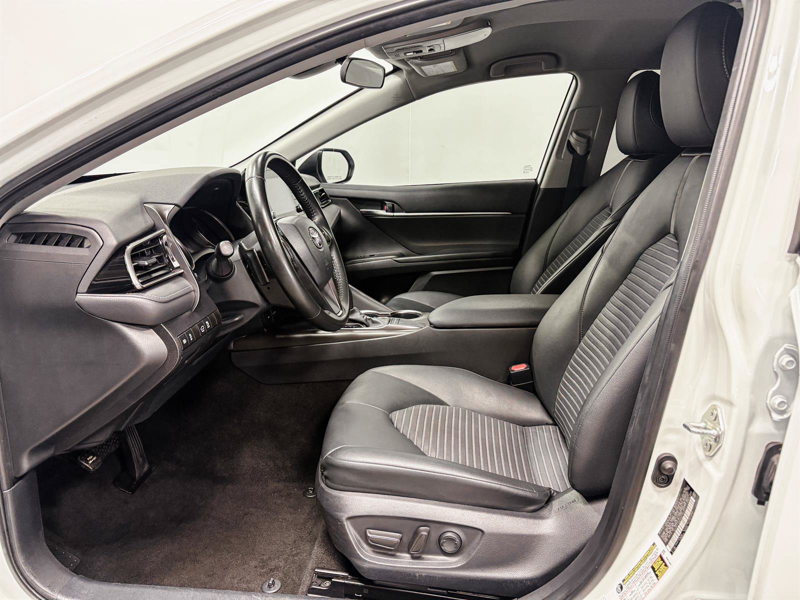 Used 2023 Toyota Camry SE FWD image 4